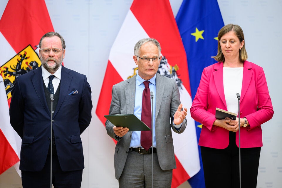 Staatssekretär Sepp Schellhorn (NEOS), Finanzminister Markus Marterbauer (SPÖ) und Sts. Barbara Eibinger-Miedl (ÖVP) anlässlich einer Pressekonferenz im Rahmen der Verhandlungen zum Stabilitätspakt zwischen Bund und Ländern am Freitag, 28. November 2025, in Wien.  