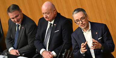 Vizekanzler Andreas Babler (SPÖ), Bundeskanzler Christian Stocker (ÖVP) und FPÖ-Obmann Herbert Kickl am Dienstag, 16. Dezember 2025, anl. einer Sondersitzung des Nationalrats im Parlament in Wien.  