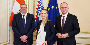 Nach Abschluss des Bewerbungsverfahrens zur Bestellung der Leitung der Direktion Staatsschutz und Nachrichtendienst (DSN) wurde die bisher stellvertretende Direktorin und Leiterin Nachrichtendienst der DSN, Sylvia Mayer, zur neuen Direktorin bestellt. Sie wird mit 1. Jänner 2026 die Leitung des Verfassungsschutzes in Österreich übernehmen. Im Bild: (v.l.) Staatsschutz-Staatssekretär Jörg Leichtfried (SPÖ), DSN-Direktorin Sylvia Mayer und Innenminister Gerhard Karner (ÖVP). 