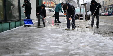 Glatteis-St&uuml;rze: Lange Warteschlangen in Unfall-Ambulanzen