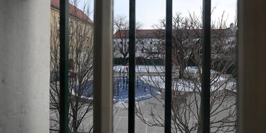 Chaos im neuen Jugendknast: JA M&uuml;nnichplatz zum Bersten voll