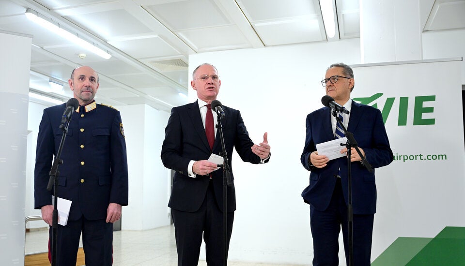 Franz Ruf (Generaldirektor für die öffentliche Sicherheit), Innenminister Gerhard Karner (ÖVP) und Vorstandsdirektor Günther Ofner (Flughafen Wien AG) im Rahmen einer PK mit dem Titel „Neues Grenzterminal am Flughafen Wien“ am Donnerstag, 5. Februar 2025, am Flughafen Wien-Schwechat. 