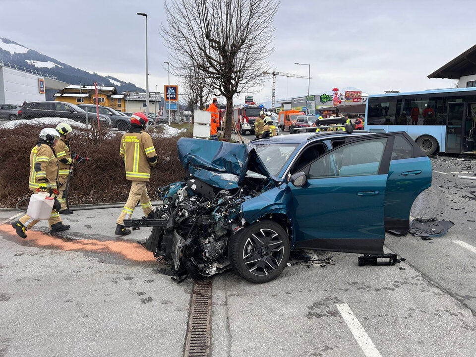 Frontalkollision zwischen einem Linienbus und einem Pkw auf der Loferer Straße