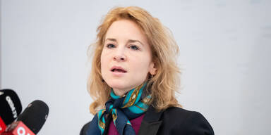 Frauenministerin Eva-Maria Holzleitner (SPÖ) am Donnerstag, 09. April 2026, während eines Doorsteps vor einem Gipfel zum Thema 