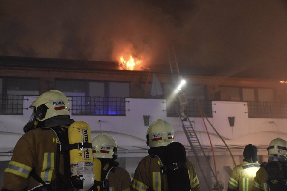 Großbrand bei einem Hotel im Zentrum des Tiroler Tourismusorts Seefeld