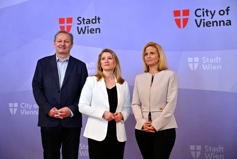 Johannes Köhler (MA 11), Vizebürgermeisterin Bettina Emmerling (Neos) und Astrid Pany (SPÖ).