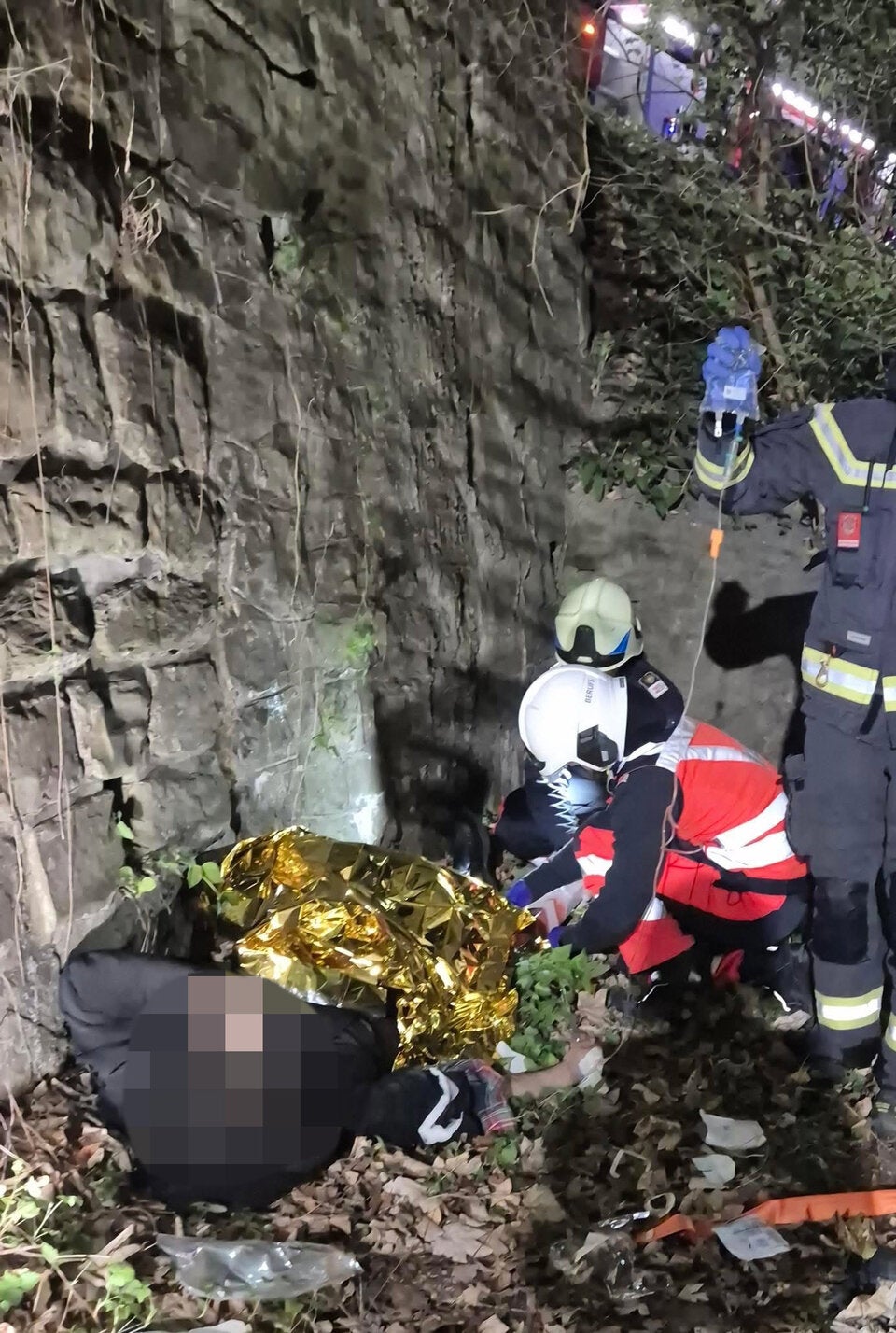 Junger Wiener bei Notdurftverrichtung vier Meter abgestürzt