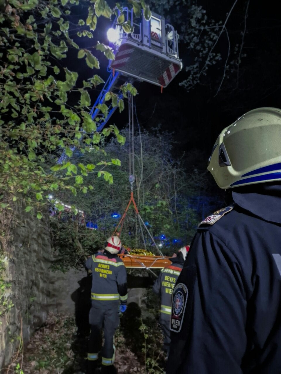 Junger Wiener bei Notdurftverrichtung vier Meter abgestürzt