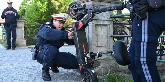 E-Scooter mit 53 km/h geblitzt: Minister bei NÖ-Schwerpunkt