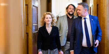 Frauenministerin Eva-Maria Holzleitner (SPÖ) und Vizekanzler Andreas Babler (SPÖ)