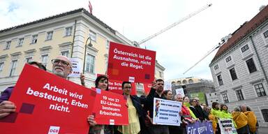 Demo vor Kanzleramt.
