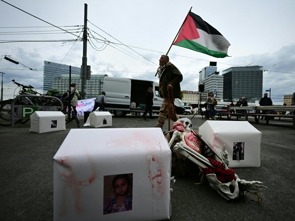Protest mit Symbolsärgen gegen ESC-Teilnahme Israels