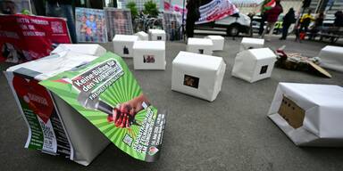 Protest mit Symbols&auml;rgen gegen ESC-Teilnahme Israels