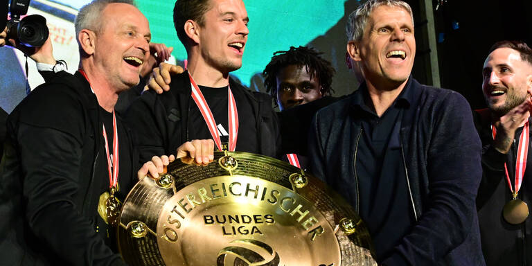 "Küsserkönig" Kühbauer sorgt bei LASK-Party für Lacher