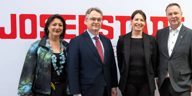 &nbsp;Veronica Kaup-Hasler, kaufm&auml;nnische Direktor Stefan Mehrens, Neo-Intendantin Marie R&ouml;tzer und Vizekanzler Andreas Babler&nbsp;
