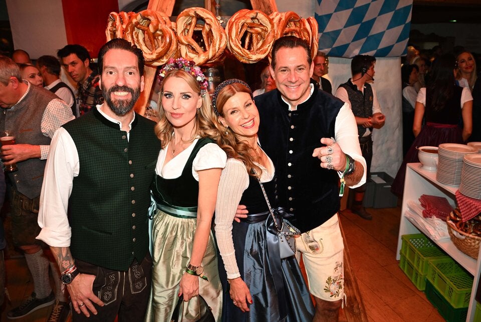 Kult-Band The BossHoss mit ihren Ehefrauen