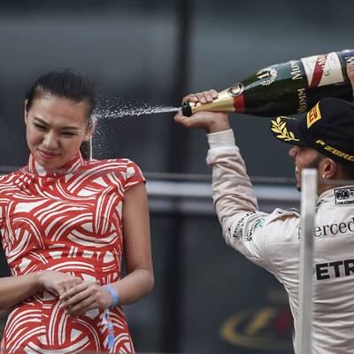 Hamilton: Ärger nach dieser Sektdusche