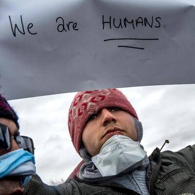 Flüchtlinge nähen sich aus Protest die Münder zu