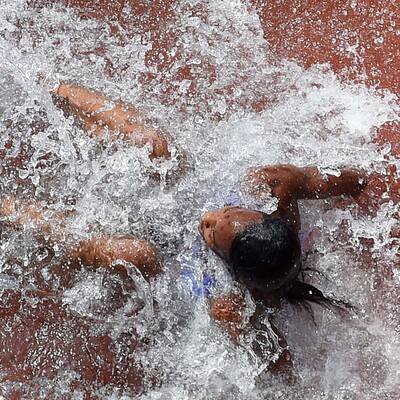 Welt lacht über Hindernis-Läuferin
