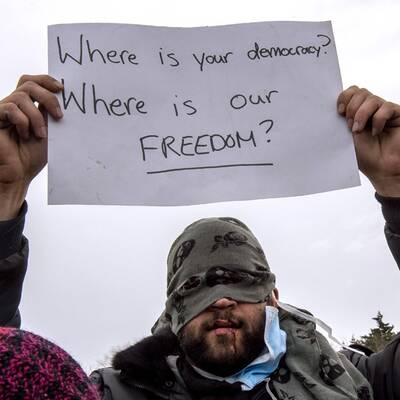 Flüchtlinge nähen sich aus Protest die Münder zu