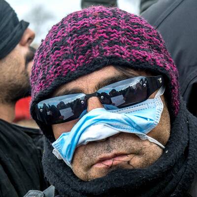 Flüchtlinge nähen sich aus Protest die Münder zu