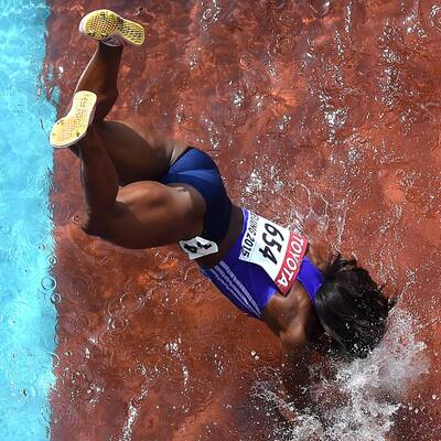 Welt lacht über Hindernis-Läuferin