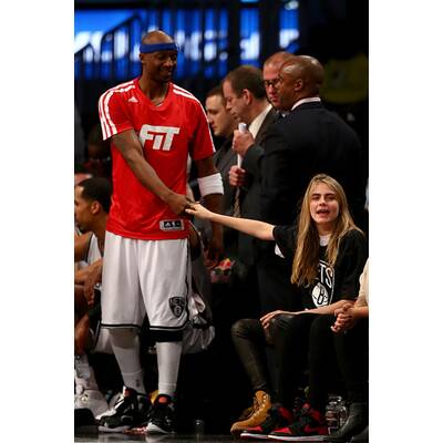 Cara Delevingne auf Kuschelkurs mit den Damen