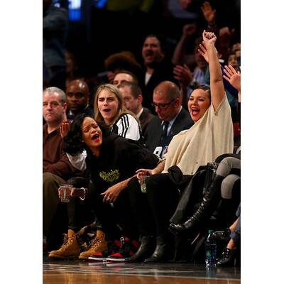 Cara Delevingne auf Kuschelkurs mit den Damen