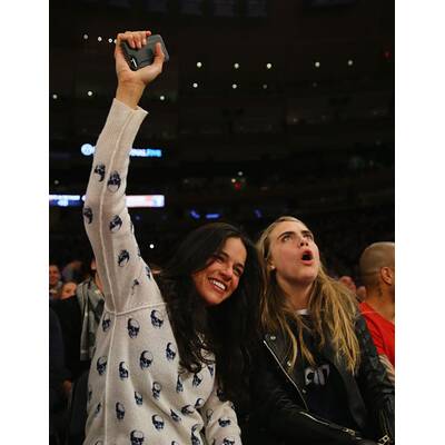 Cara Delevingne auf Kuschelkurs mit den Damen