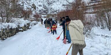 Heftige Schneef&auml;lle begraben &uuml;ber 60 Menschen