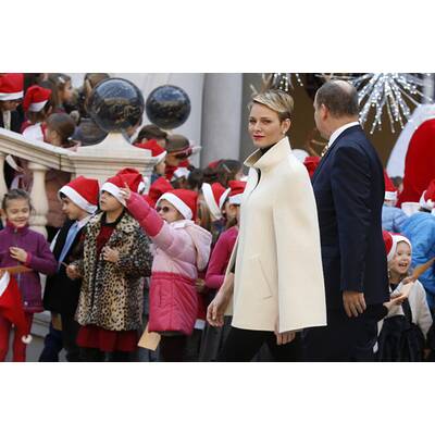 Albert & Charlène verteilen Geschenke
