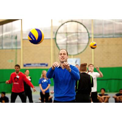 Prinz William spielt Volleyball
