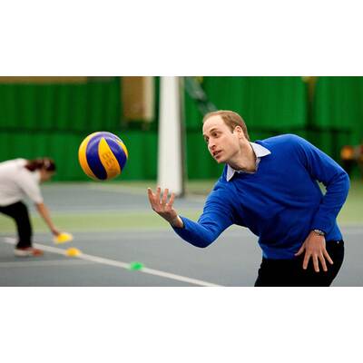 Prinz William spielt Volleyball