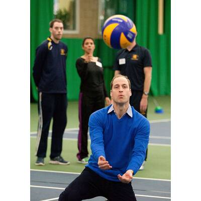 Prinz William spielt Volleyball