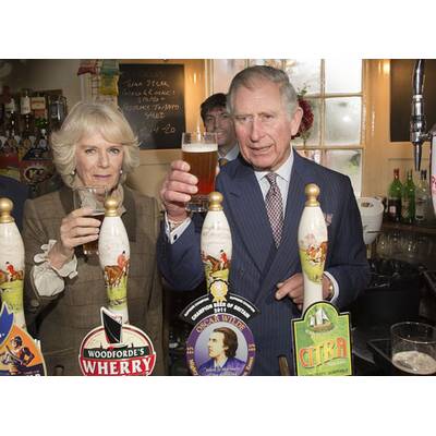 Prinz Charles & Camilla im Pub
