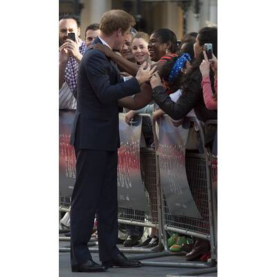 Prinz Harry streichelt Bock und lässt sich umarmen