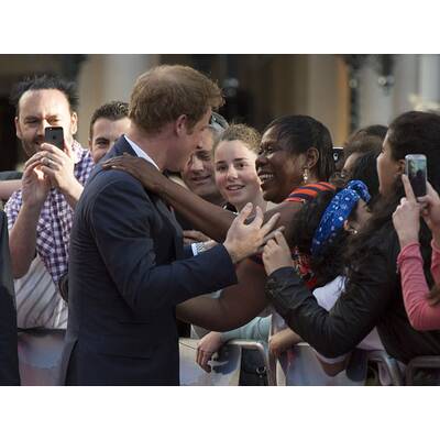 Prinz Harry streichelt Bock und lässt sich umarmen