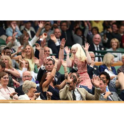 David Beckham führt Mama Sandra zu Tennismatch aus