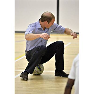 Herzogin Kate hüpft in Kleid & hohen Schuhen