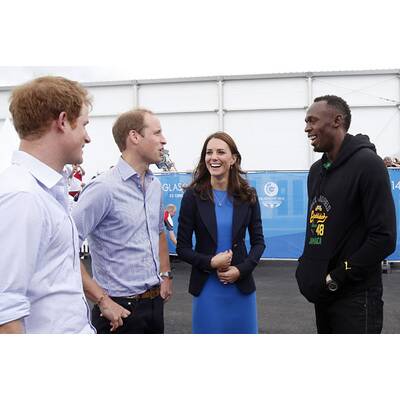 Herzogin Kate hüpft in Kleid & hohen Schuhen