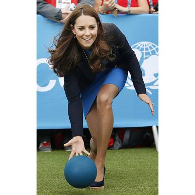Herzogin Kate hüpft in Kleid & hohen Schuhen