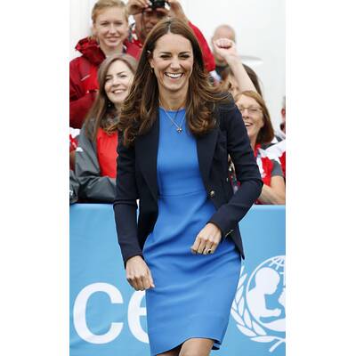 Herzogin Kate hüpft in Kleid & hohen Schuhen