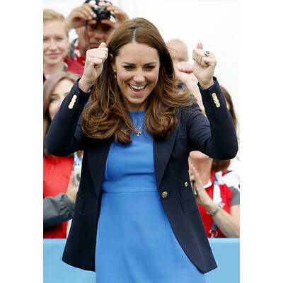 Herzogin Kate hüpft in Kleid & hohen Schuhen