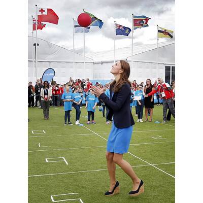 Herzogin Kate hüpft in Kleid & hohen Schuhen