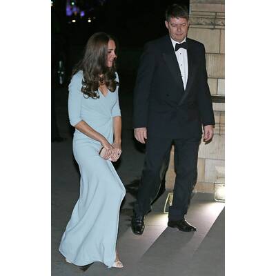 Herzogin Kate strahlend schön mit Minibauch