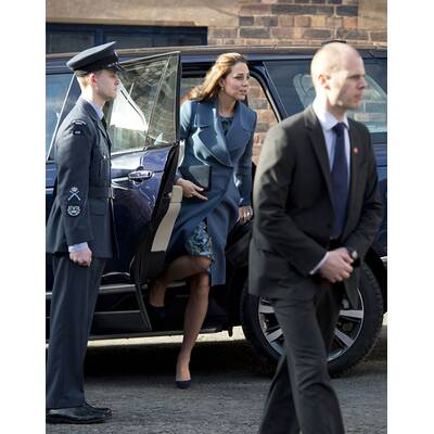 Herzogin Kate besucht Keramik-Fabrik