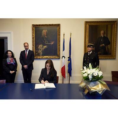 Herzogin Kate & Prinz William tragen sich ins Kondolenzbuch ein