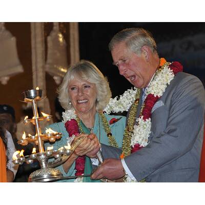 Charles & Camilla bei indischer Aarti Zeremonie