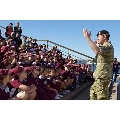 So überschwänglich wird Prinz Harry in Australien verabschiedet