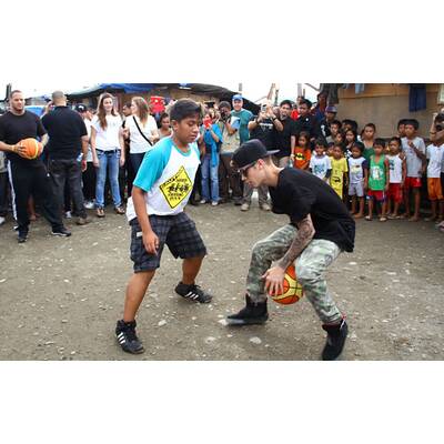Justin Bieber besucht Orkan-Opfer in Tacloban